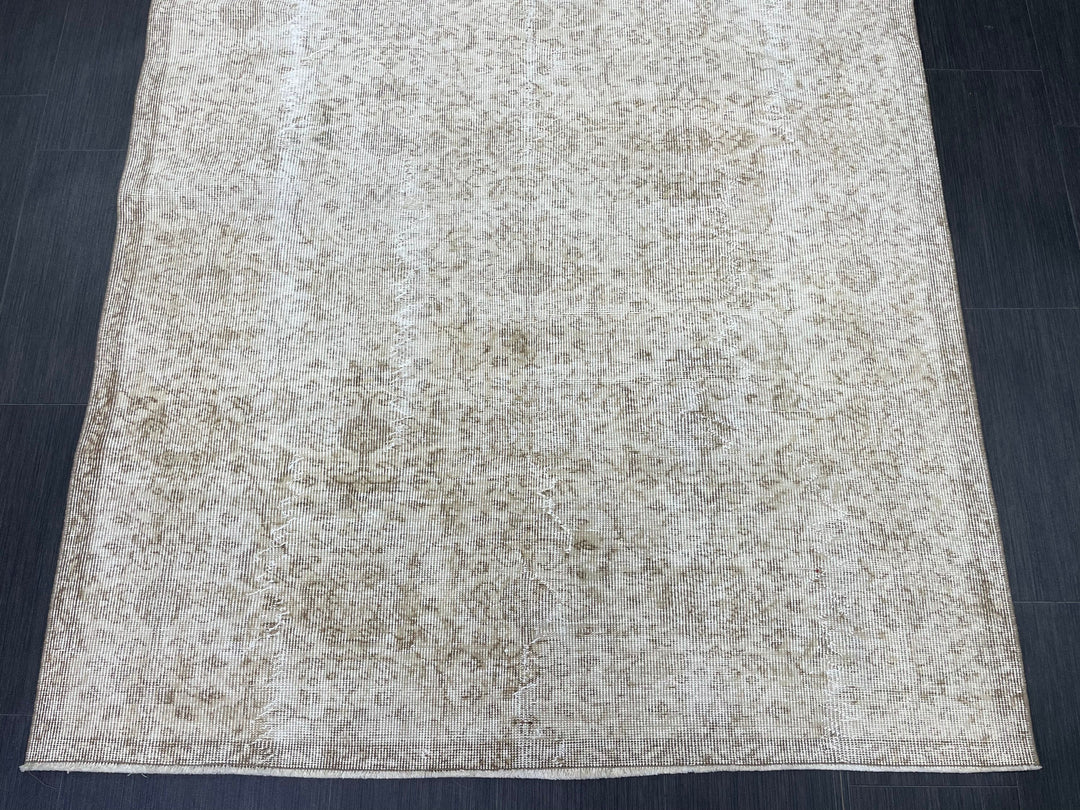Beige Turkish Runner Rug 4' 11" x 8' 5" Hand-Knotted border