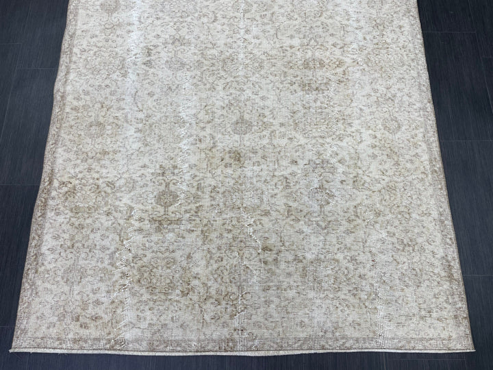 Beige Turkish Runner Rug 4' 11" x 8' 5" Hand-Knotted border