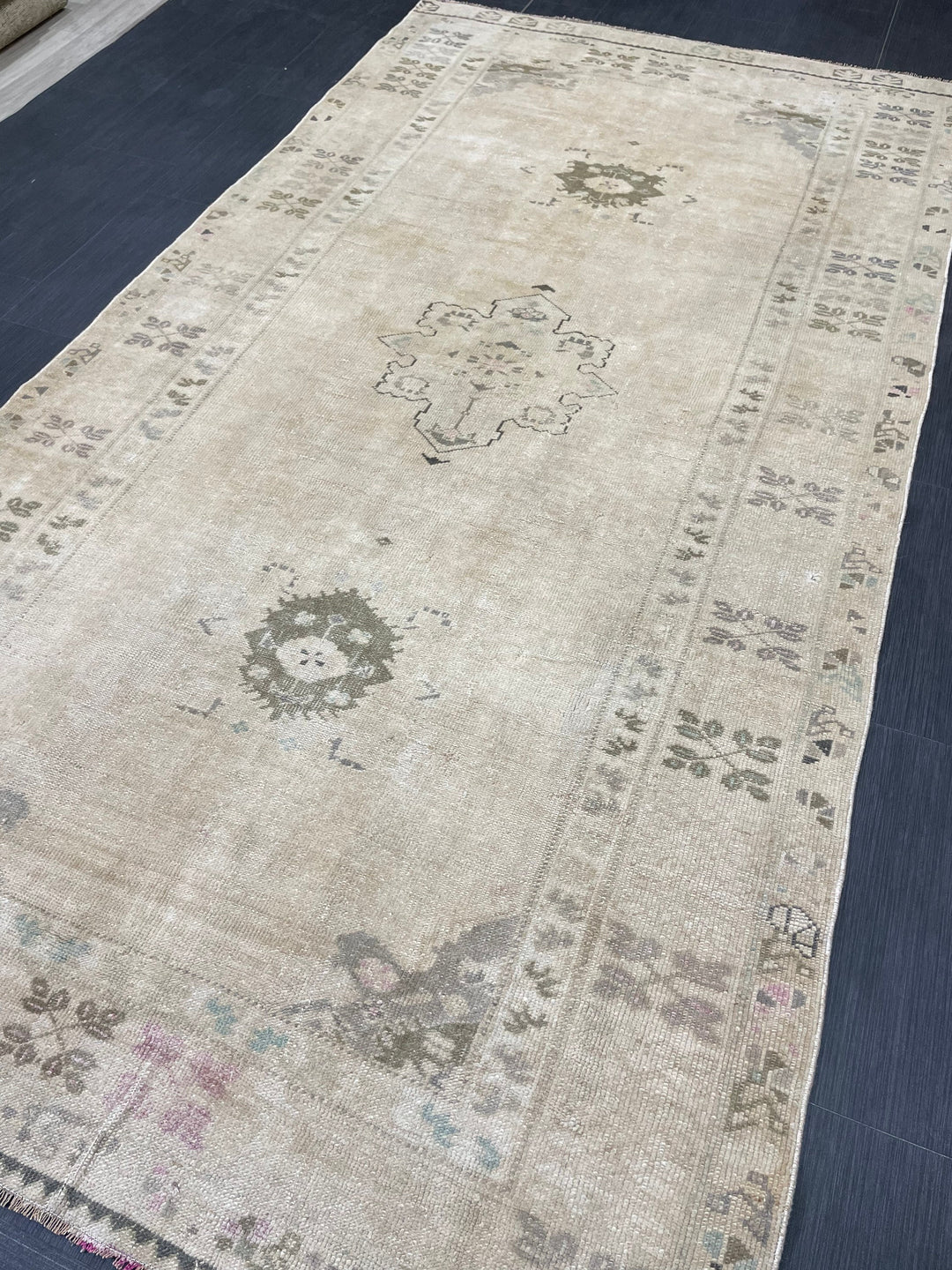 Beige Turkish Runner Rug 4' 10" x 9' 5" Hand-Knotted detail