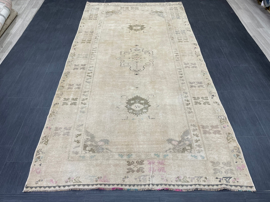Beige Turkish Runner Rug 4' 10" x 9' 5" Hand-Knotted border