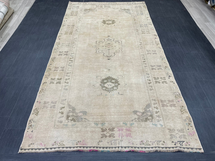 Beige Turkish Runner Rug 4' 10" x 9' 5" Hand-Knotted border