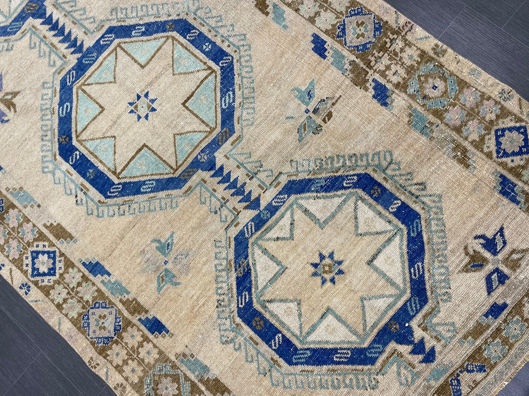 Beige Turkish Runner Rug 4' 9" x 12' 6" Hand-Knotted texture