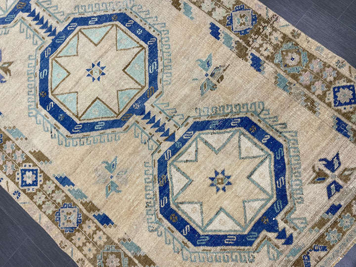 Beige Turkish Runner Rug 4' 9" x 12' 6" Hand-Knotted texture