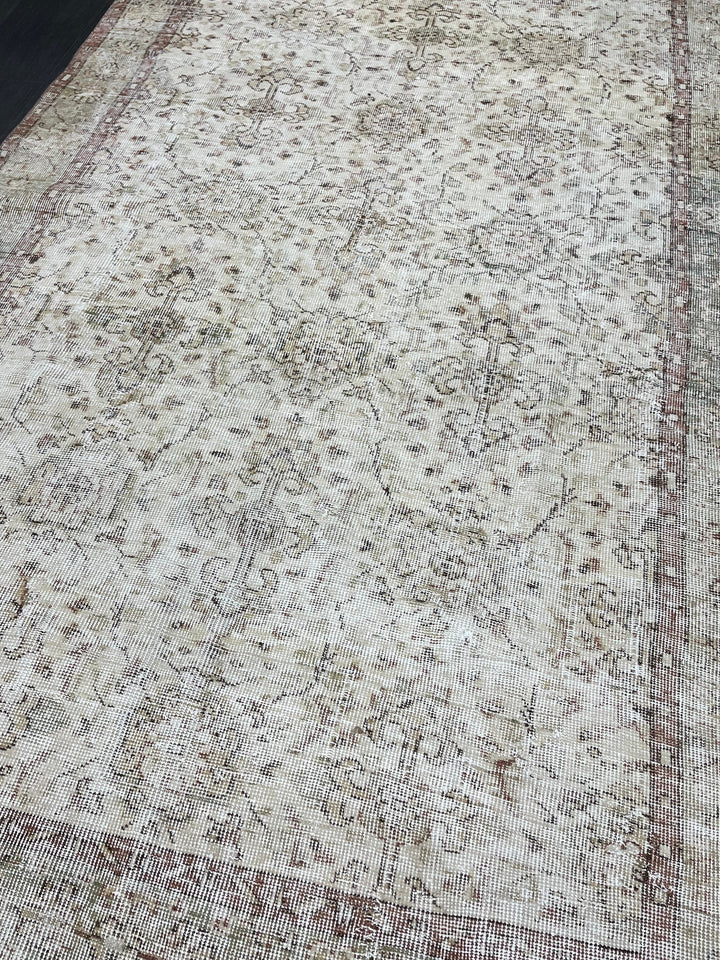 Beige Turkish Runner Rug 5' 4" x 8' 8" Hand-Knotted pattern