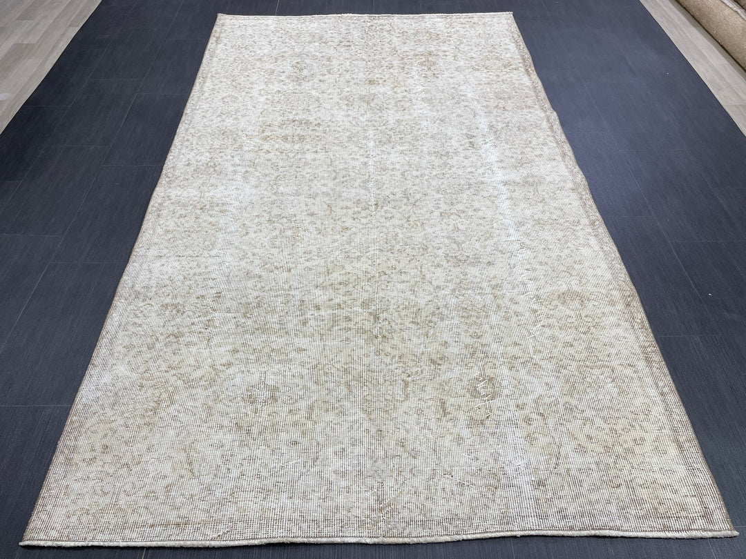 Beige Turkish Runner Rug 4' 11" x 8' 5" Hand-Knotted texture