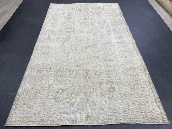 Beige Turkish Runner Rug 4' 11" x 8' 5" Hand-Knotted texture