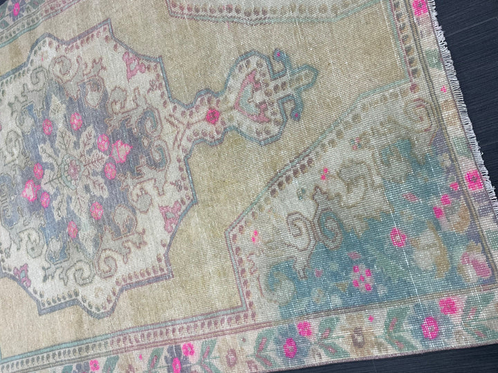 Beige Turkish Runner Rug 4' 6" x 7' 1" Hand-Knotted texture