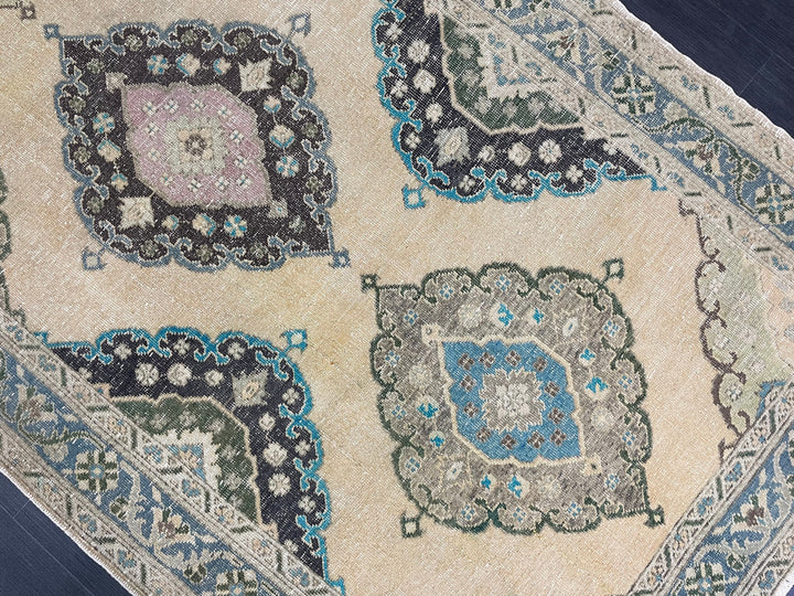 Beige Turkish Runner Rug 4' 10" x 13' 10" Hand-Knotted detail