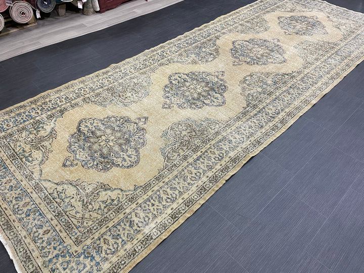 Beige Turkish Runner Rug 4' 10" x 13' Hand-Knotted detail