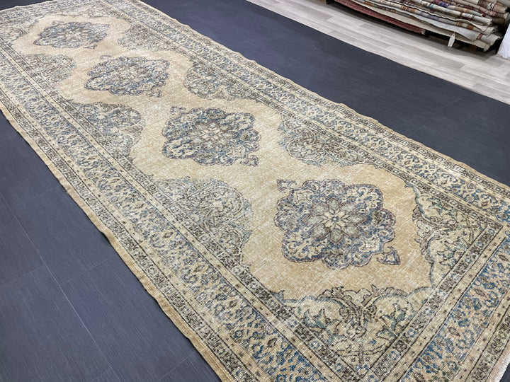 Beige Turkish Runner Rug 4' 10" x 13' Hand-Knotted texture