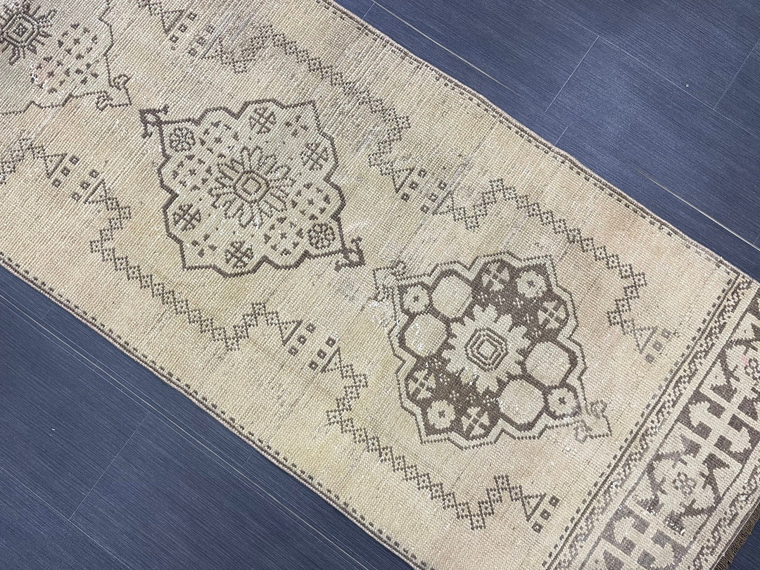 Turkish Runner Rug 2' 9" x 11' 8" Hand-Knotted texture