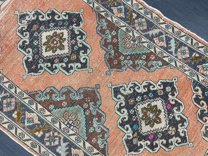 Beige Turkish Oushak Rug 3' 11" x 6' 6" Hand-Knotted texture
