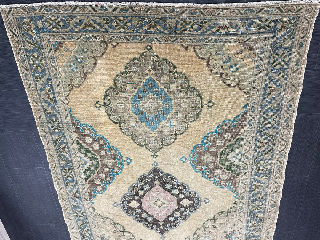 Beige Turkish Runner Rug 4' 10" x 13' 10" Hand-Knotted texture