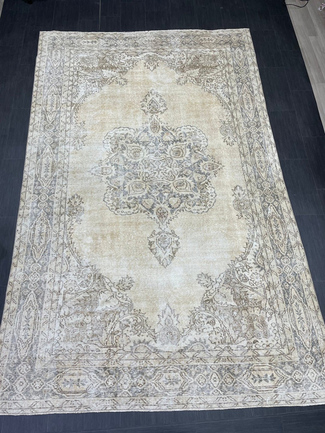 Beige Turkish Oushak Rug 6' 7" x 10' 6" Hand-Knotted pattern
