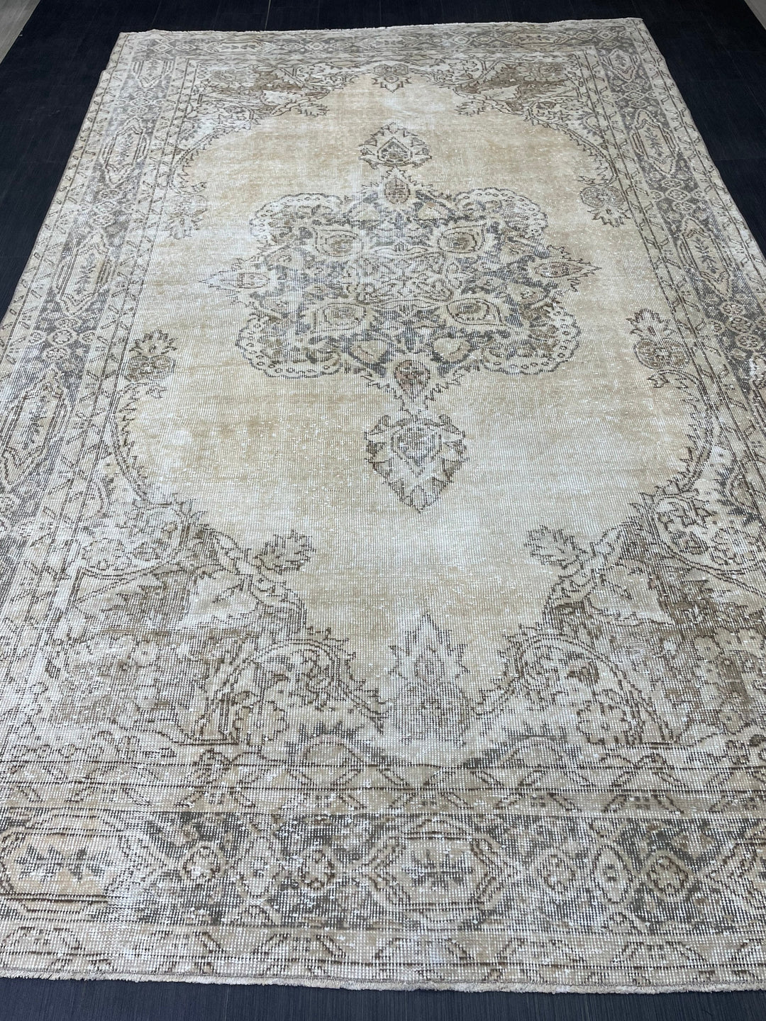 Beige Turkish Oushak Rug 6' 7" x 10' 6" Hand-Knotted close-up
