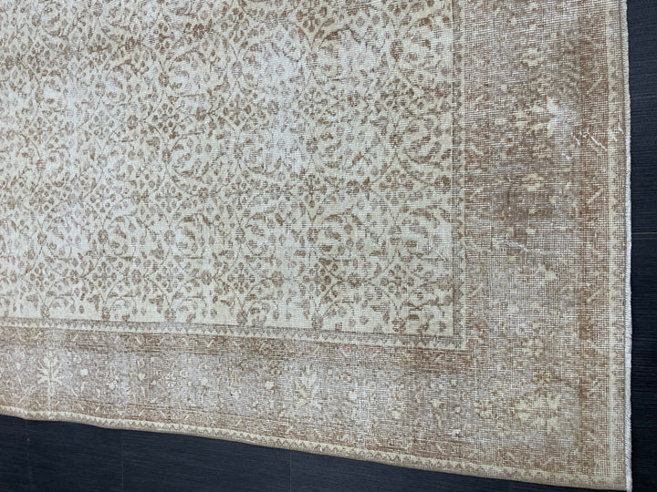 Beige Turkish Oushak Rug 6' 8" x 10' Hand-Knotted border