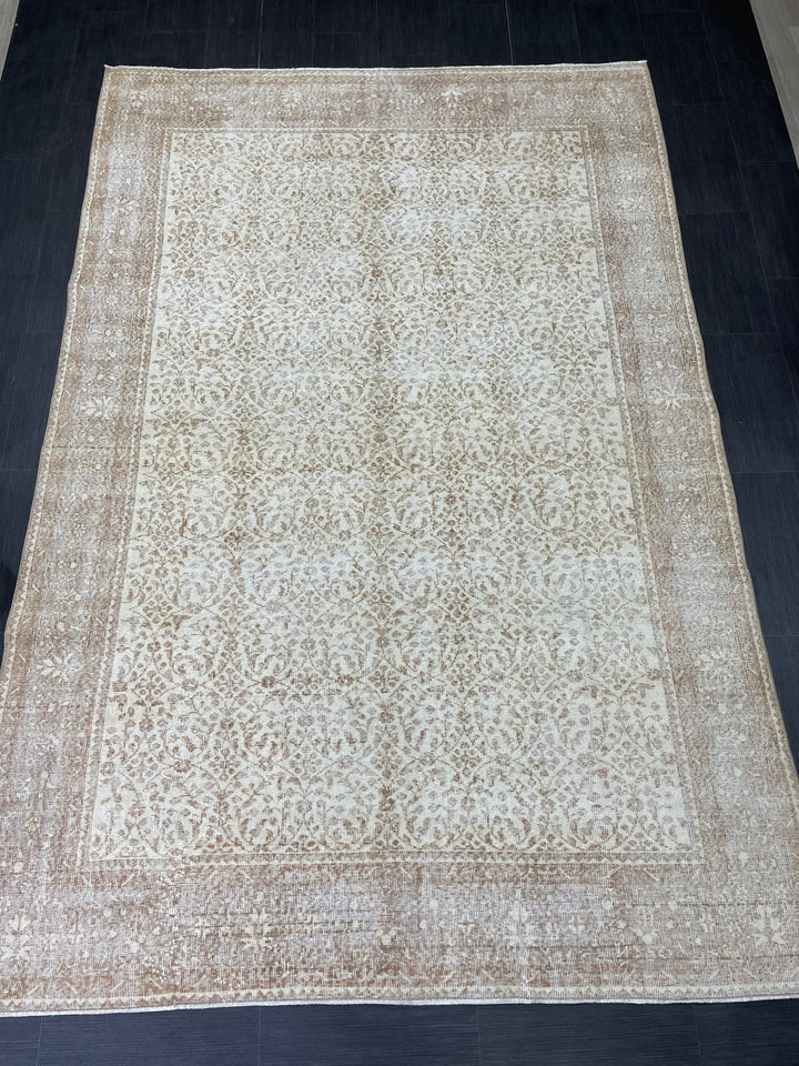 Beige Turkish Oushak Rug 6' 8" x 10' Hand-Knotted texture