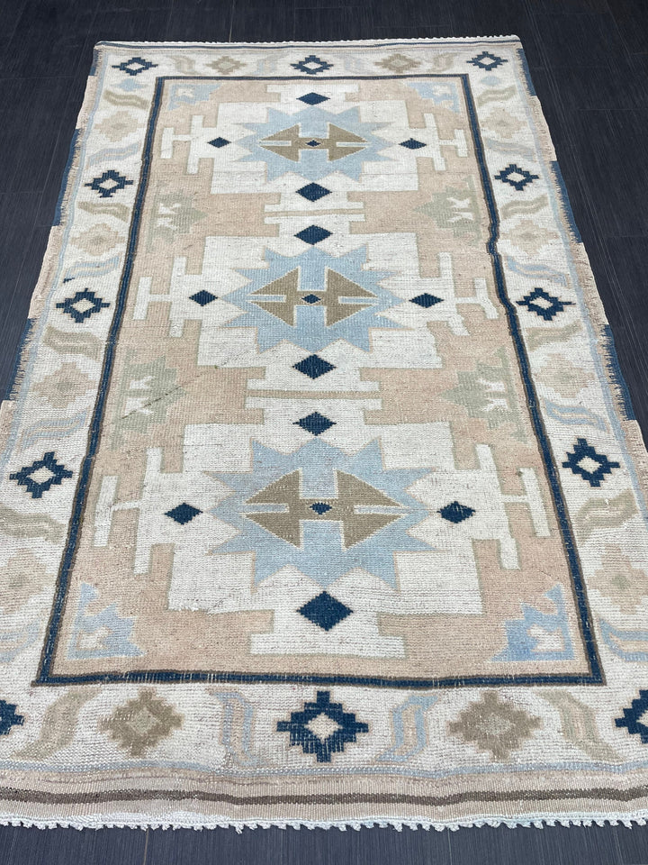 Beige Turkish Oushak Rug 4' 4" x 6' 10" Hand-Knotted border