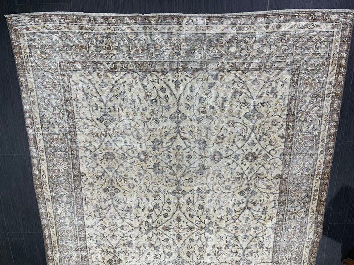 Beige Turkish Oushak Rug 5' 5" x 9' 1" Hand-Knotted | No. WR17123