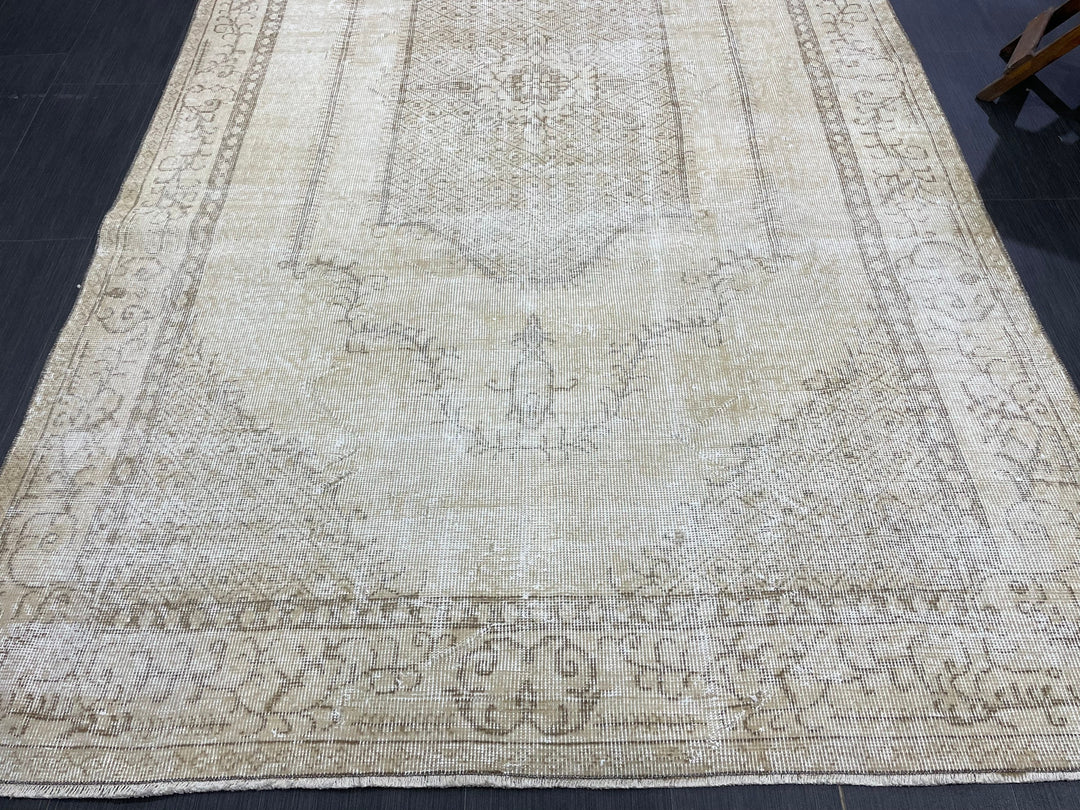 Beige Turkish Oushak Rug 5' 7" x 9' 3" Hand-Knotted border