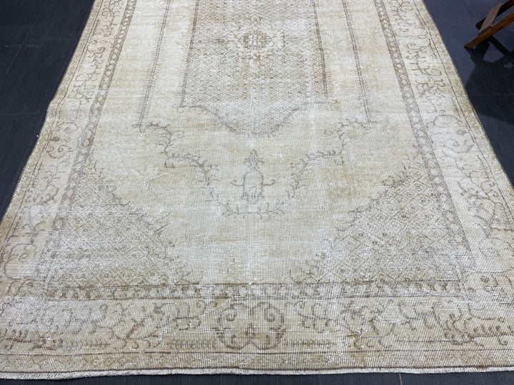 Beige Turkish Oushak Rug 5' 7" x 9' 3" Hand-Knotted border
