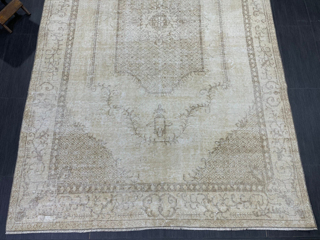 Beige Turkish Oushak Rug 5' 7" x 9' 3" Hand-Knotted texture