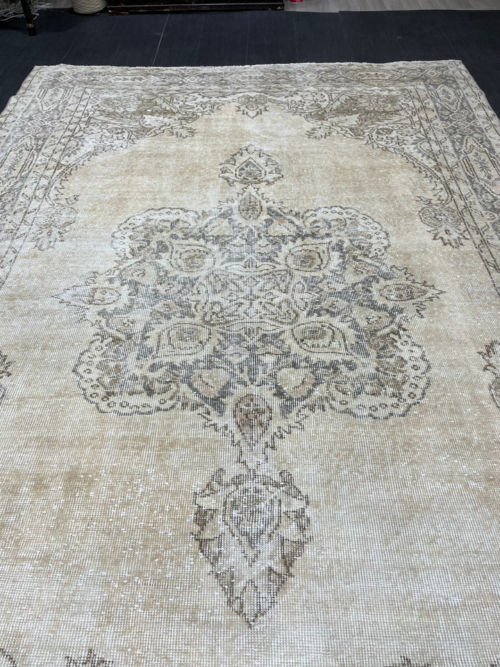 Beige Turkish Oushak Rug 6' 7" x 10' 6" Hand-Knotted texture