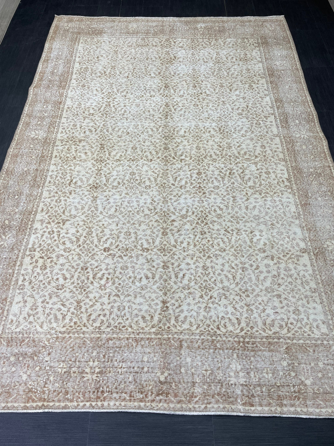 Beige Turkish Oushak Rug 6' 8" x 10' Hand-Knotted pattern