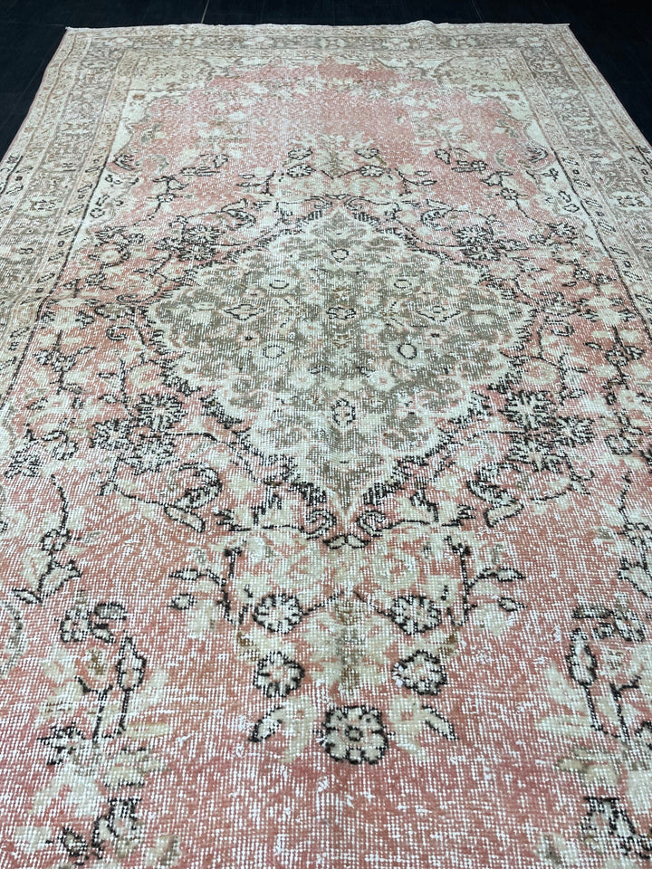 Pink Turkish Oushak Rug 5' 4" x 9' 10" Hand-Knotted texture