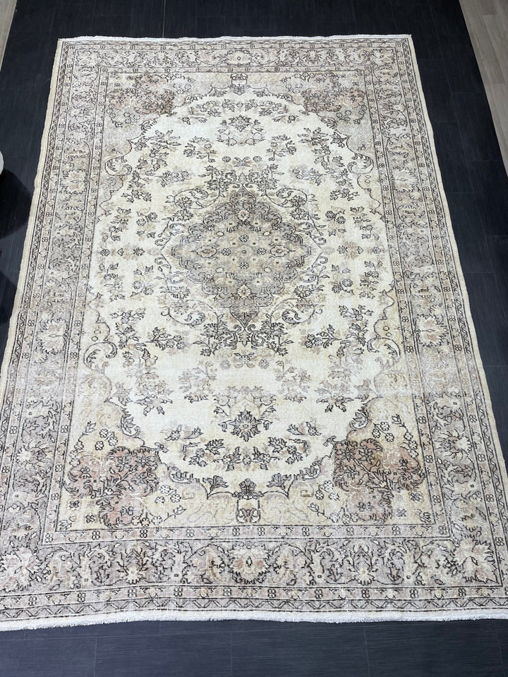 Beige Turkish Oushak Rug 7' 2" x 10' 6" Hand-Knotted texture