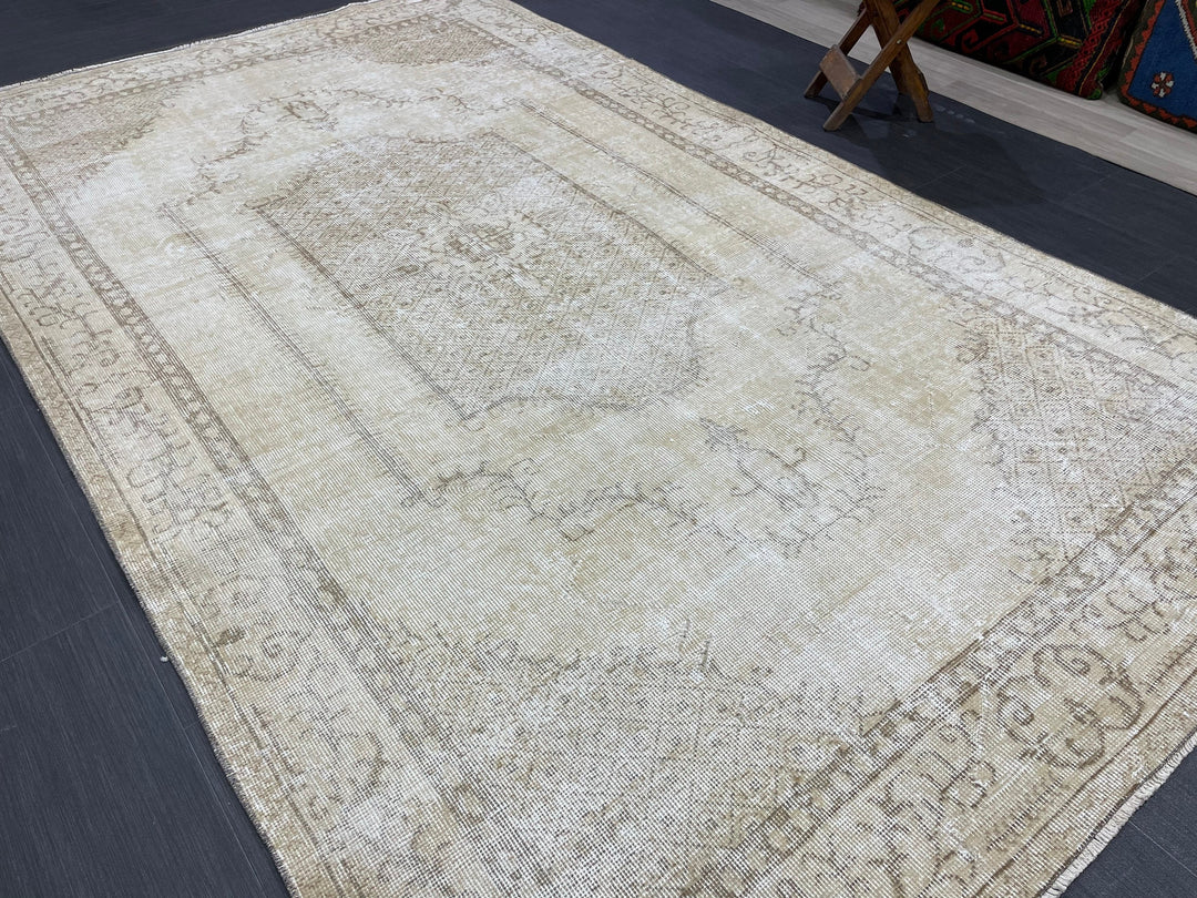 Beige Turkish Oushak Rug 5' 7" x 9' 3" Hand-Knotted detail
