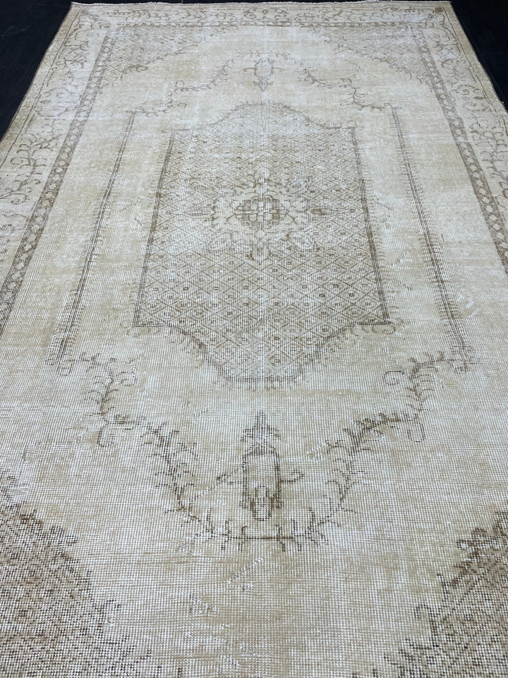 Beige Turkish Oushak Rug 5' 7" x 9' 3" Hand-Knotted pattern