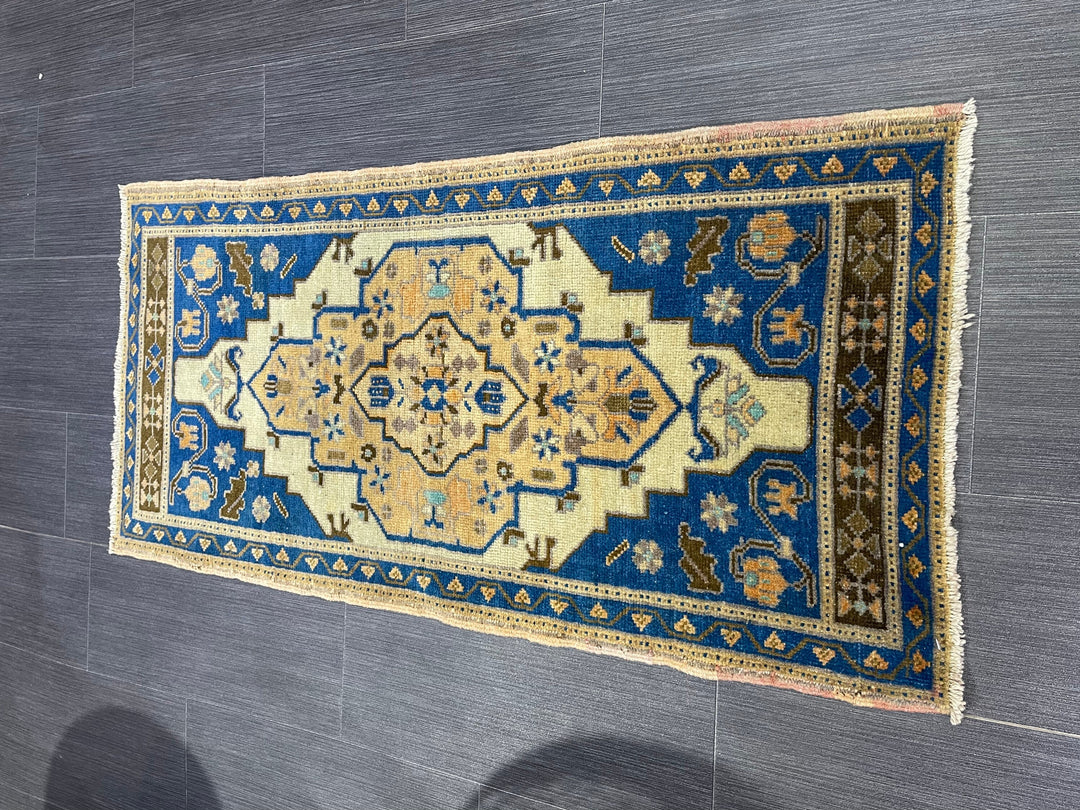 Beige Turkish Runner Rug 1' 10" x 3' 9" Hand-Knotted detail