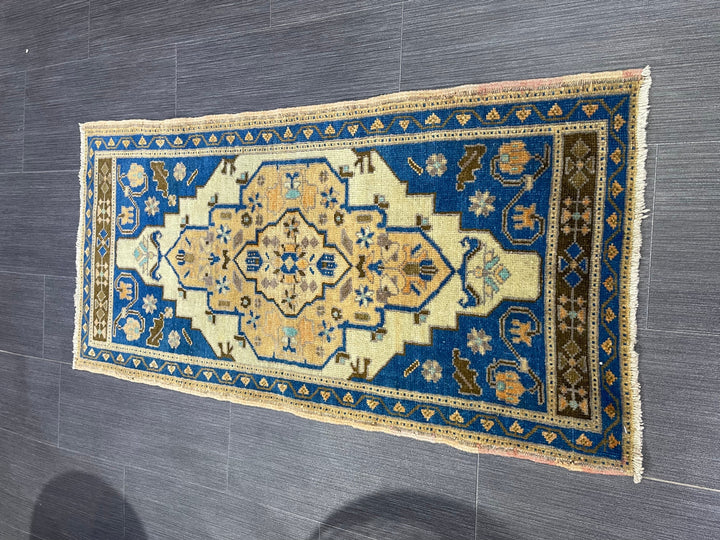 Beige Turkish Runner Rug 1' 10" x 3' 9" Hand-Knotted detail