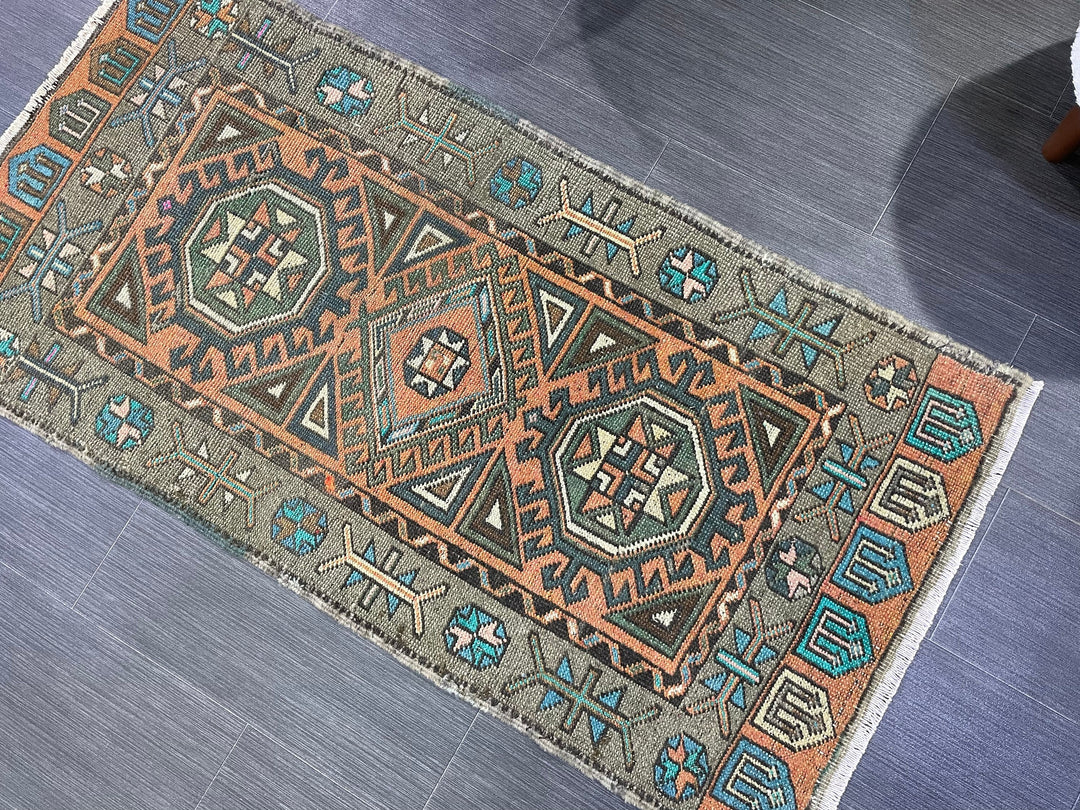 Beige Turkish Runner Rug 2' 2" x 4' 4" Hand-Knotted detail