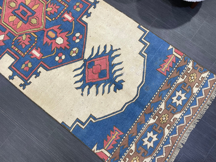 Beige Turkish Runner Rug 2' 10" x 9' 3" Hand-Knotted close-up