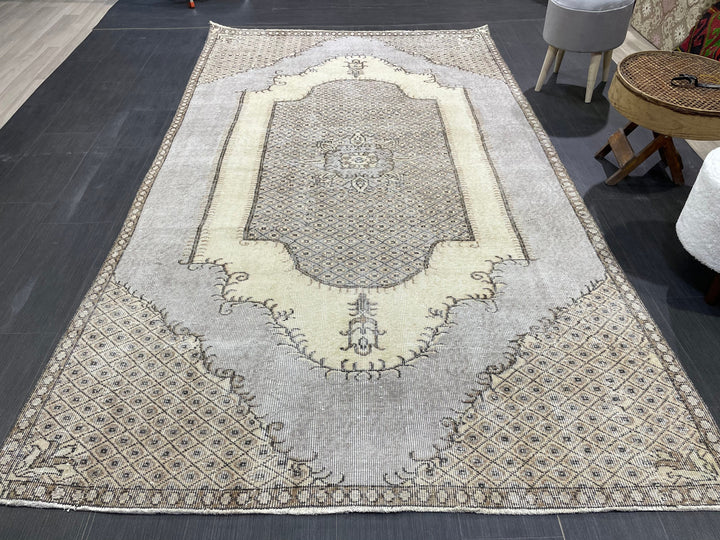 Beige Turkish Runner Rug 5' 3" x 9' 1" Hand-Knotted texture
