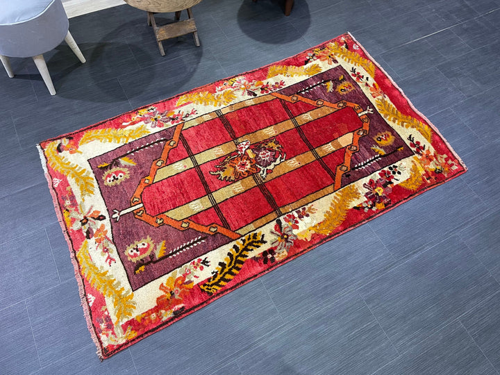 Beige Turkish Runner Rug 3' 2" x 5' 5" Hand-Knotted detail