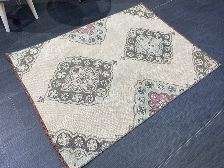 Beige Turkish Runner Rug 2' 10" x 3' 11" Hand-Knotted detail