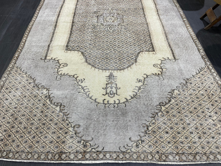 Beige Turkish Runner Rug 5' 3" x 9' 1" Hand-Knotted close-up