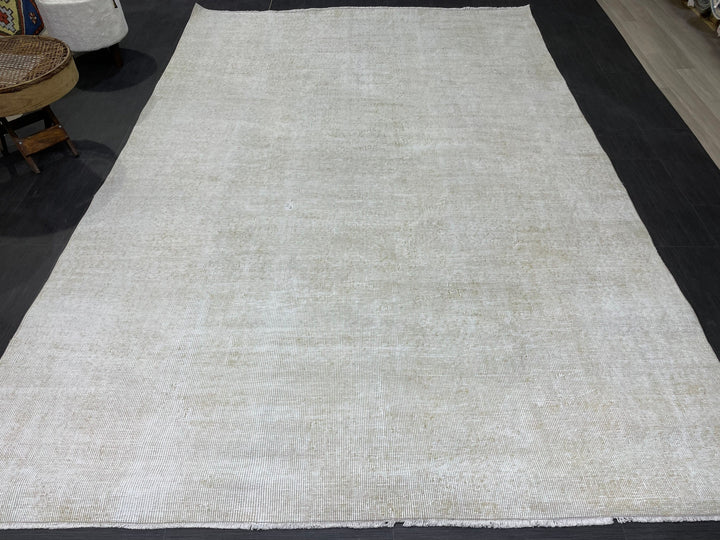 Turkish Runner Rug 6' 4" x 9' 4" Hand-Knotted pattern