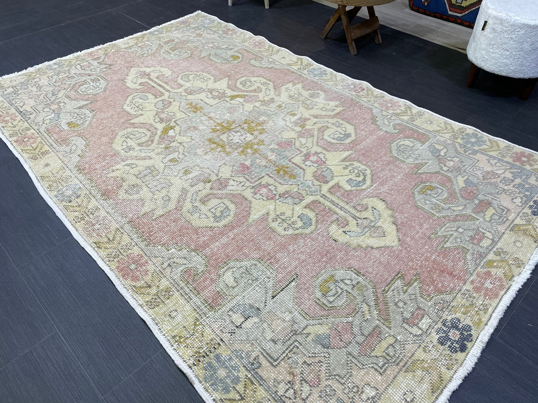 Beige Turkish Oushak Rug 4' 7" x 7' 4" Hand-Knotted pattern