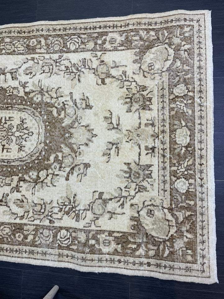 Turkish Runner Rug 3' 11" x 6' 11" Hand-Knotted texture