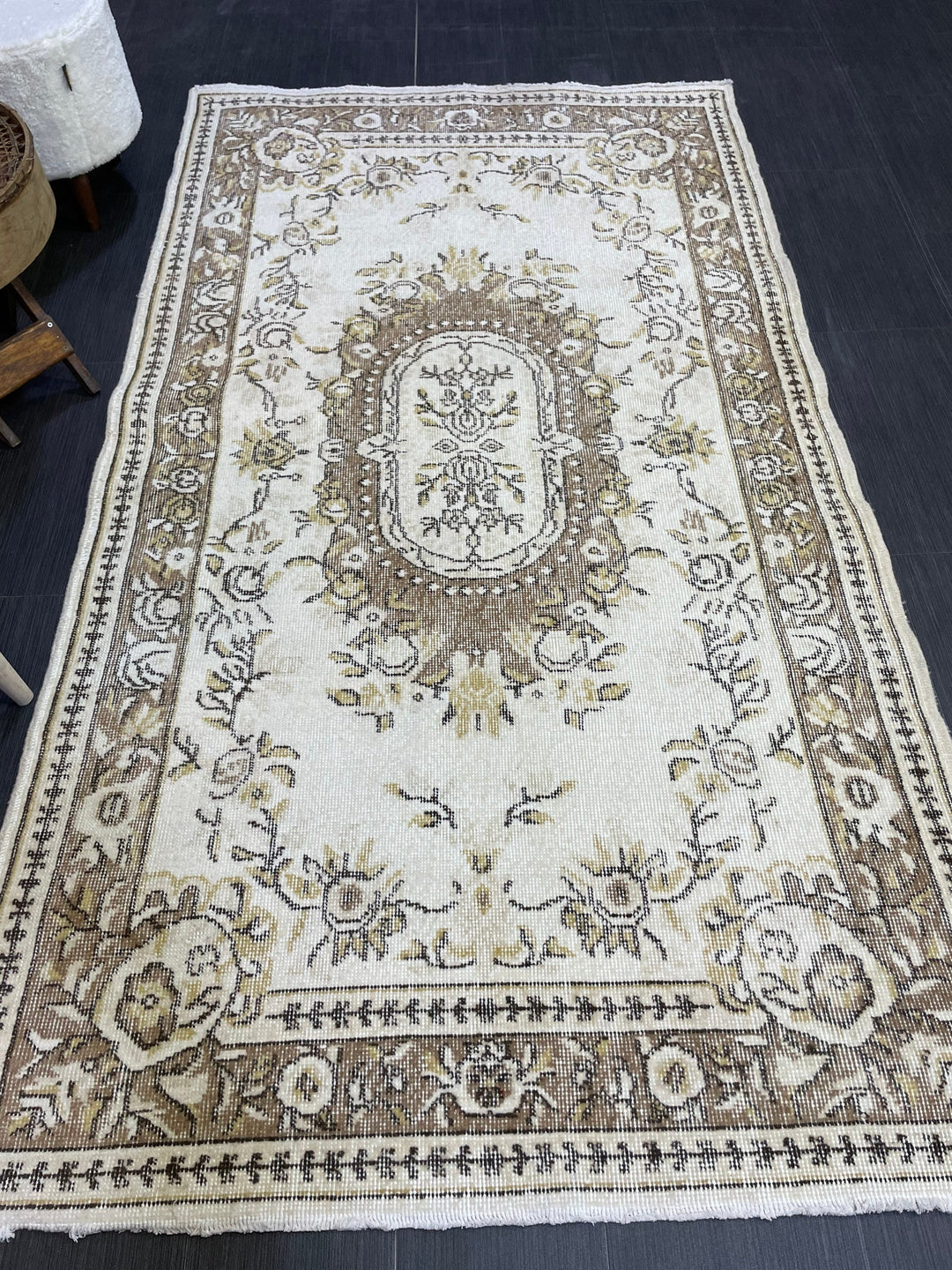 Turkish Runner Rug 3' 11" x 7' Hand-Knotted border