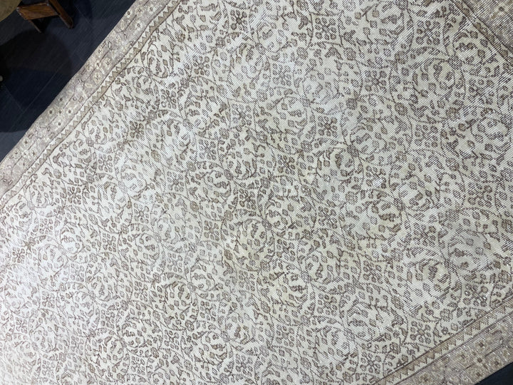 Beige Turkish Oushak Rug 5' 10" x 9' 3" Hand-Knotted texture