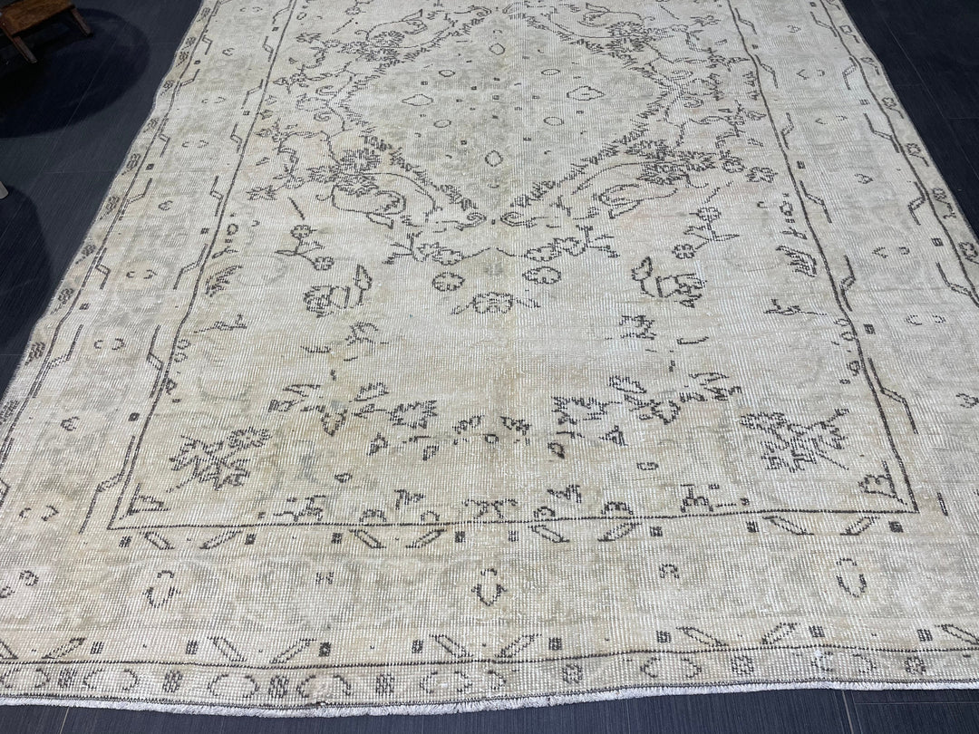 Beige Turkish Oushak Rug 5' 6" x 8' 7" Hand-Knotted detail