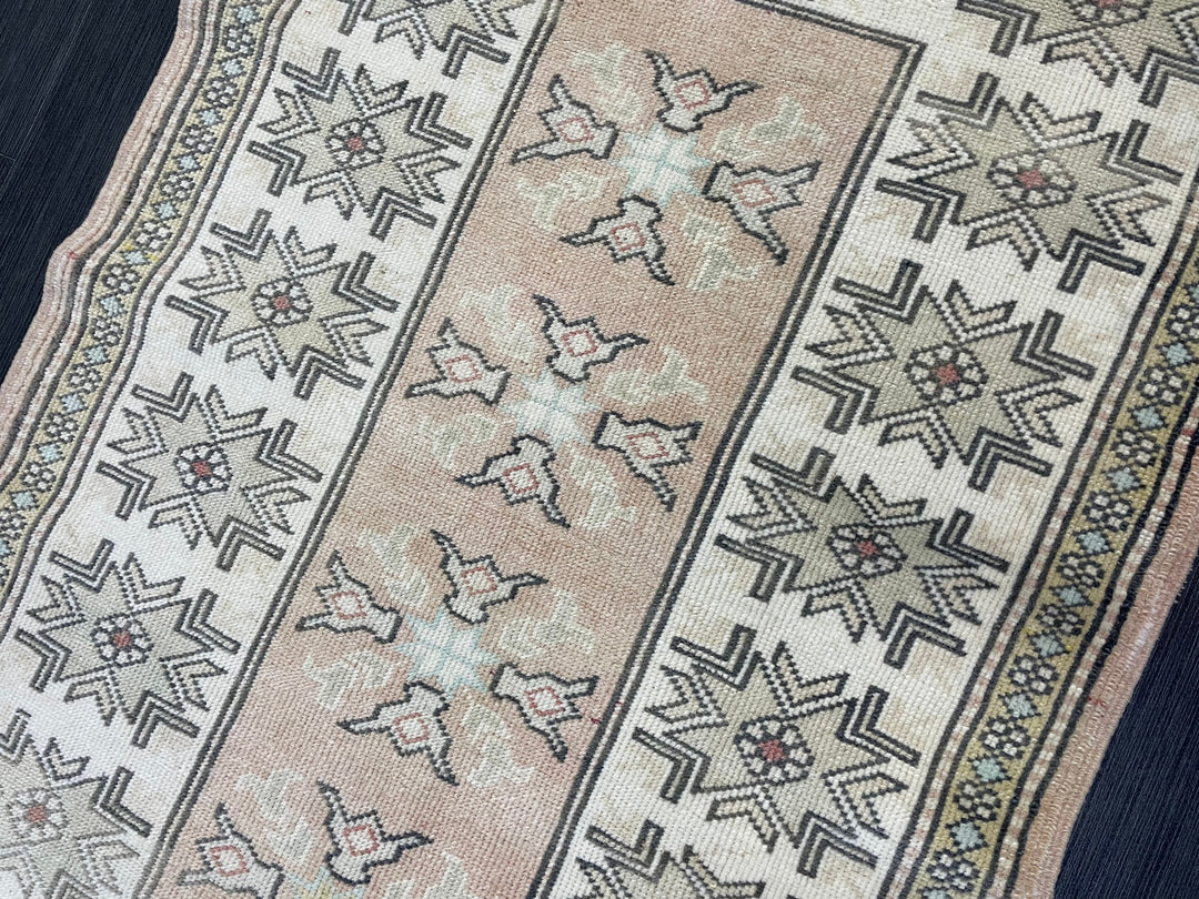 Beige Turkish Oushak Rug 2' 10" x 4' 3" Hand-Knotted detail