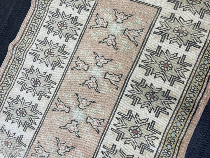 Beige Turkish Oushak Rug 2' 10" x 4' 3" Hand-Knotted detail