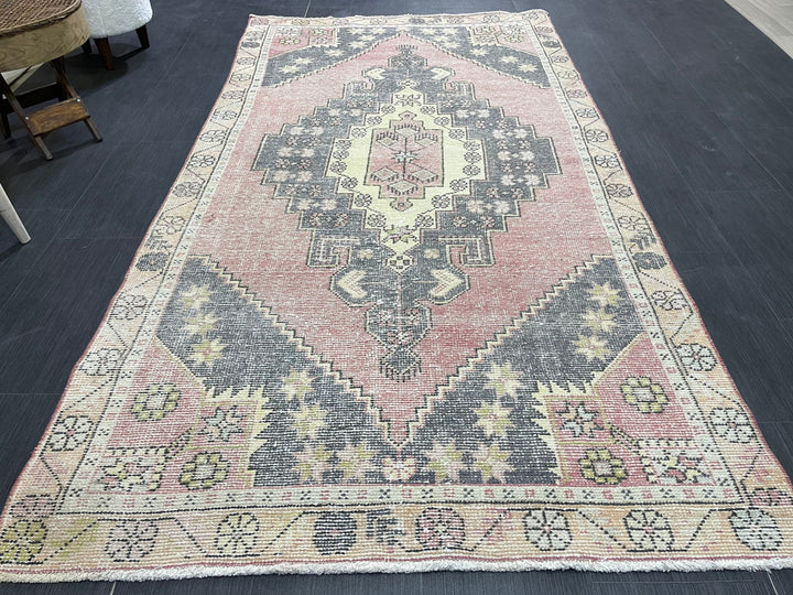 Beige Turkish Runner Rug 4' 3" x 8' 1" Hand-Knotted texture