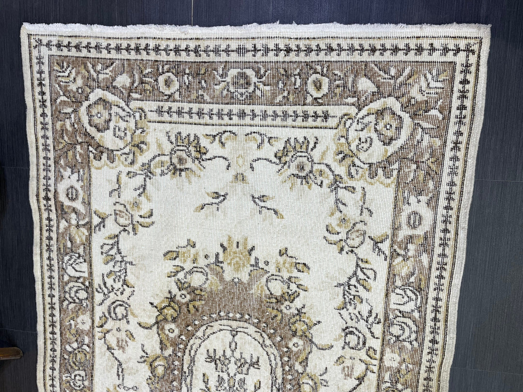 Turkish Runner Rug 3' 11" x 7' 2" Hand-Knotted border